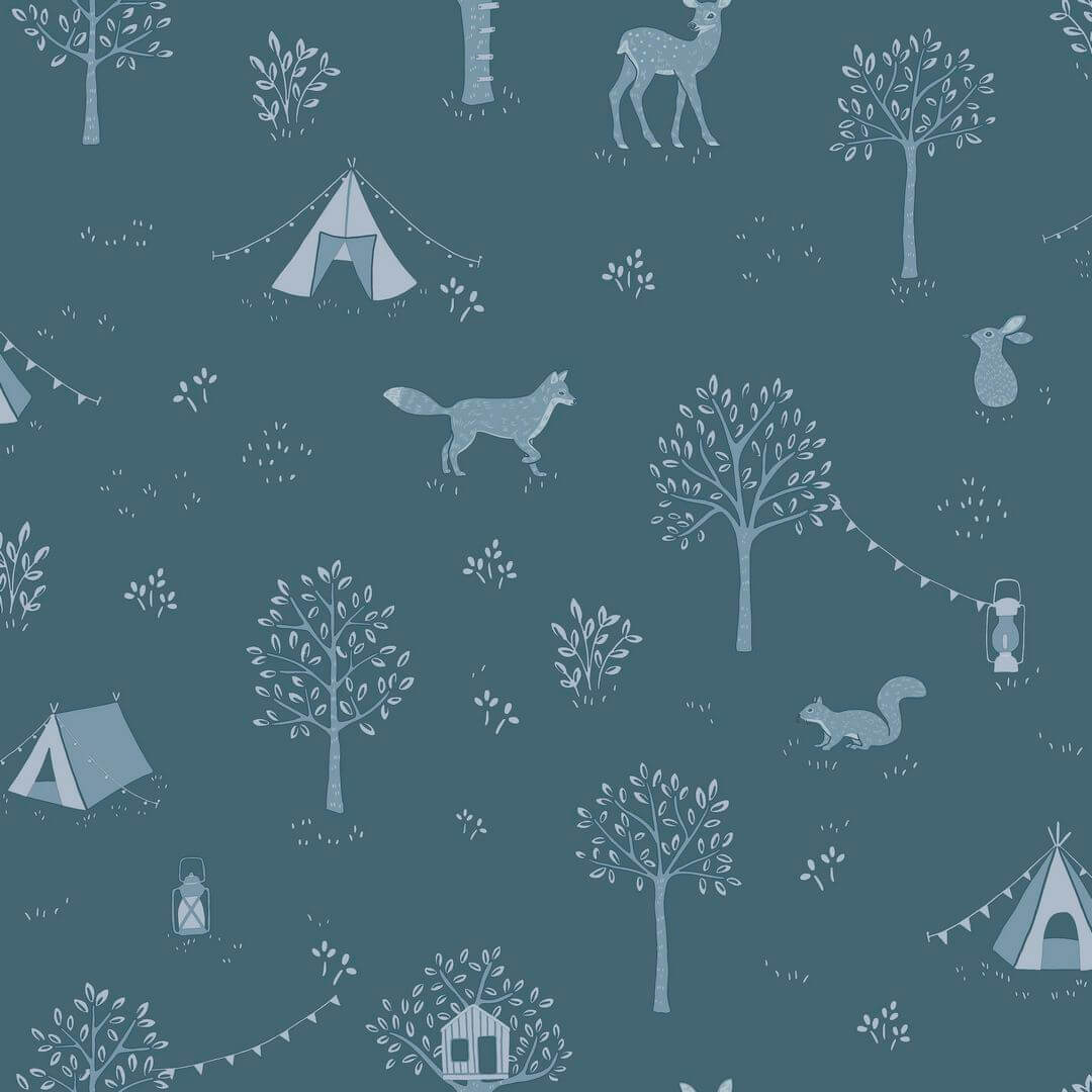 Tapeta obóz w lesie Caselio HKC 107666641 Scouty Happy Kids Club