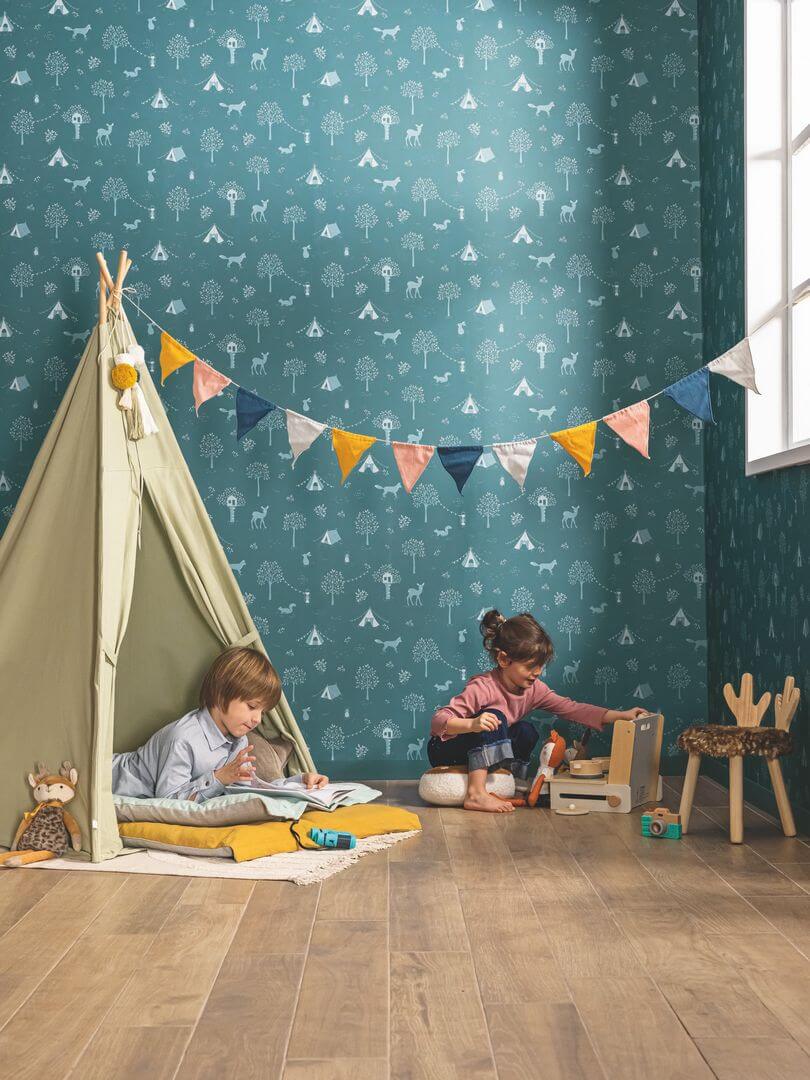 Tapeta obóz w lesie Caselio HKC 107666641 Scouty Happy Kids Club