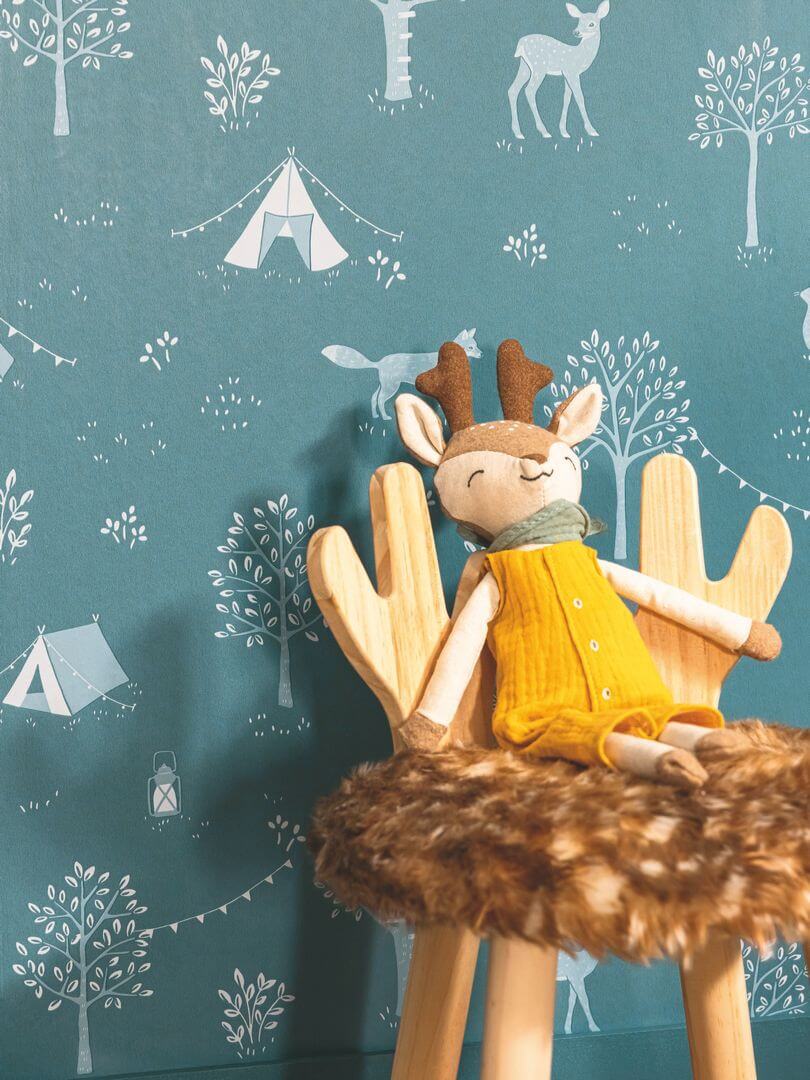 Tapeta obóz w lesie Caselio HKC 107666641 Scouty Happy Kids Club