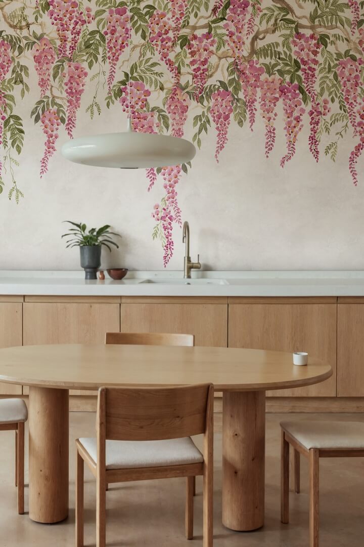 Fototapeta kwiaty glicynii spływające kaskadami Rebel Walls R21983 Whispers Wisteria Pink Sophisticated Luxe