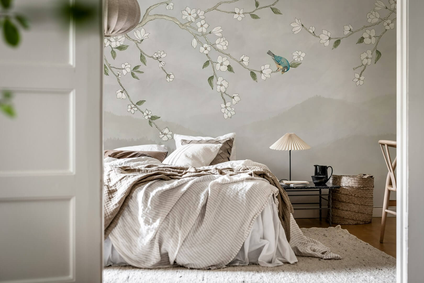 Fototapeta ptak na kwitnącym drzewie Rebel Walls R21754 Bird in Tree White Hot Pops
