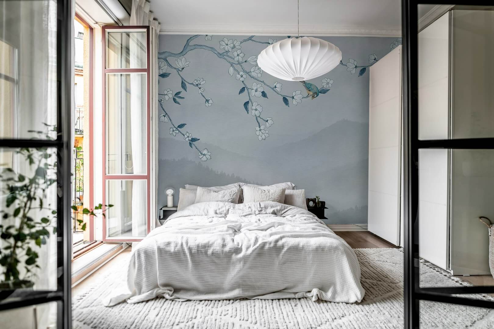 Fototapeta ptak na kwitnącym drzewie Rebel Walls R21757 Bird in Tree Blue Hot Pops