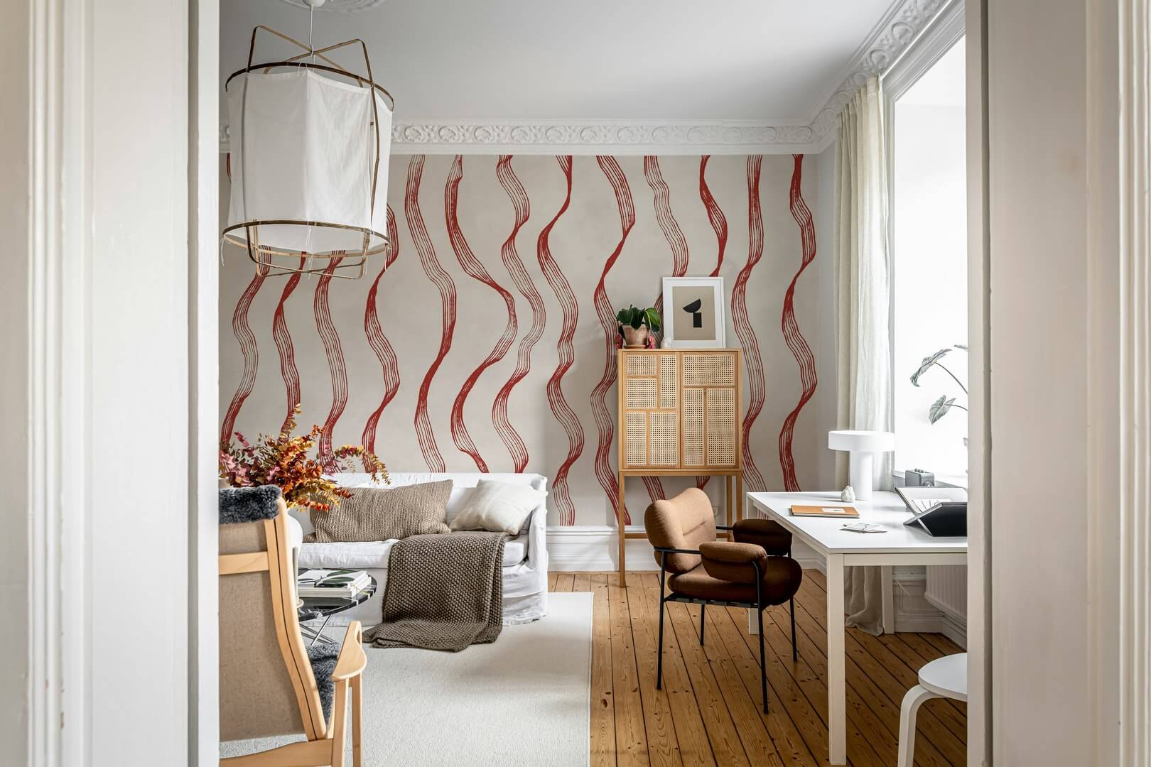 Fototapeta falujące linie Rebel Walls R22096 Ribbon Stripe Red Hot Pops