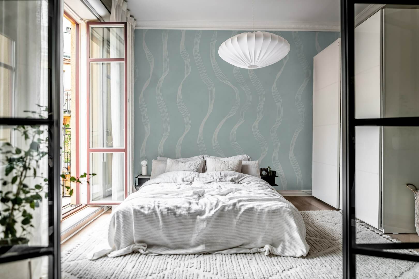 Fototapeta falujące linie Rebel Walls R22098 Ribbon Stripe Light Blue Hot Pops