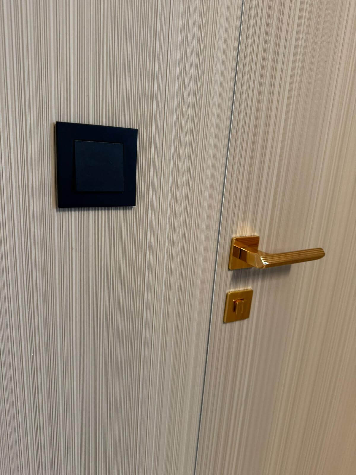 Tapeta obiektowa w prążki W01.03 Harry Glossy Vinylpex