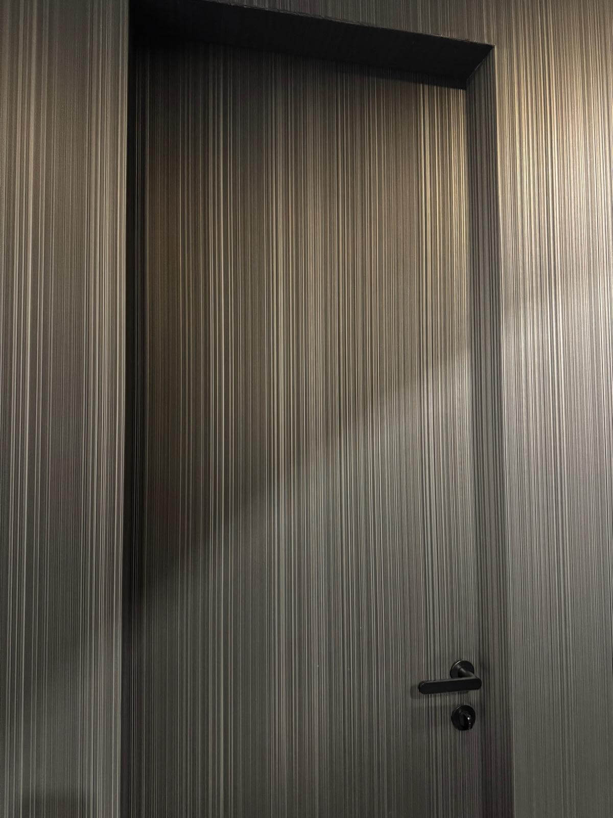 Tapeta obiektowa w prążki antracytowa W01.06 Harry Glossy Vinylpex