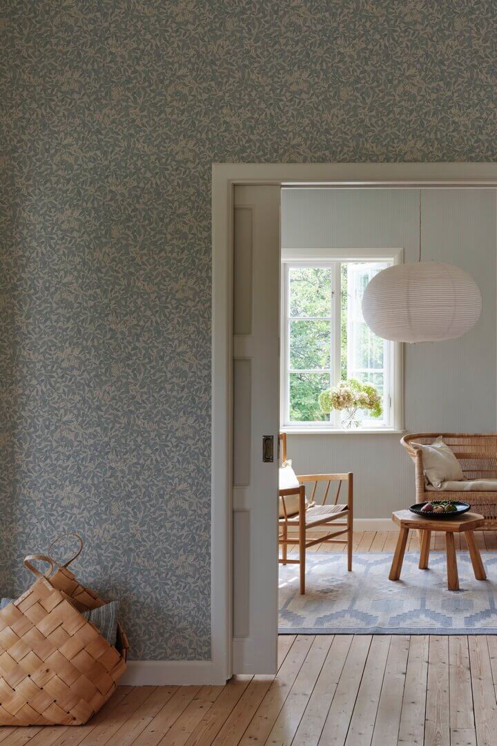 Tapeta roślinna Sandberg 838-36 Linnea Misty Blue Kolonin II